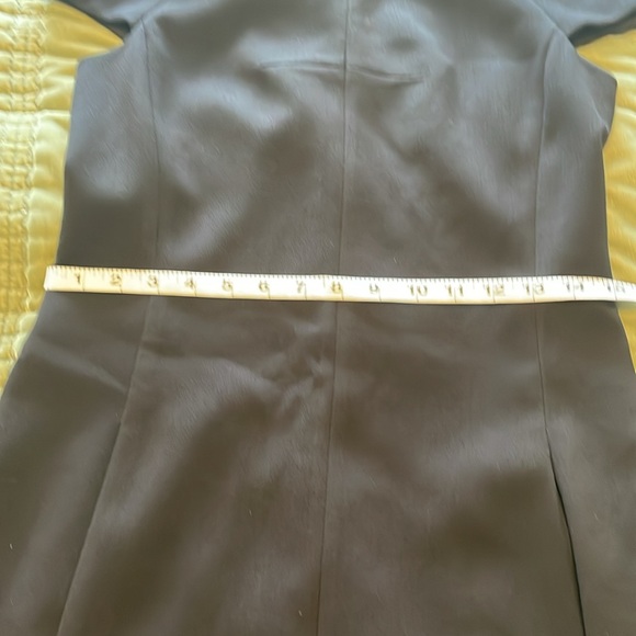 Audrey Hepburn style classy a-line black lined dress with pearl brooch embelish - Picture 5 of 6